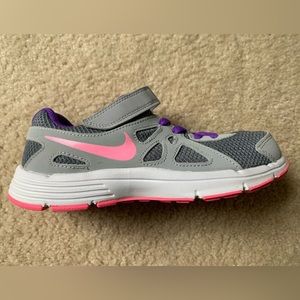 Size 1Y Nike Revolution 2 NWOT